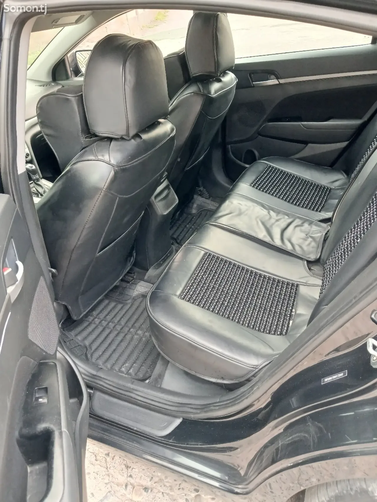 Hyundai Elantra 2017 · 1.8 AT
