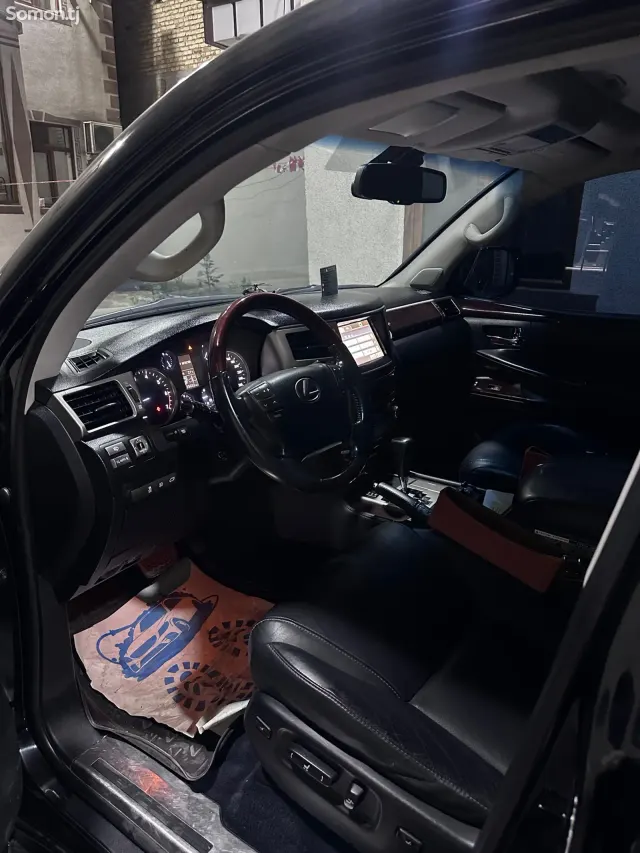 Lexus LX series 2015 · 5.7 AT