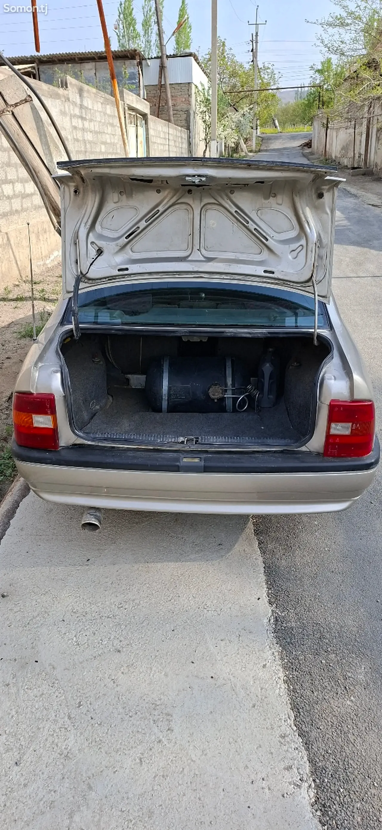 Opel Vectra A 1992 · 1.6 MT