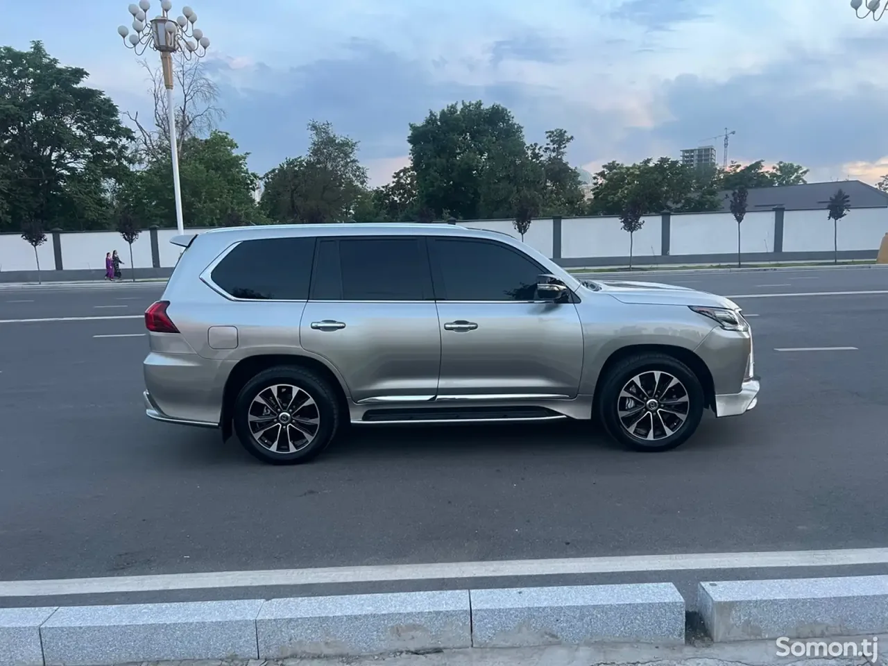 Lexus LX series 2017 · 5.7 AT