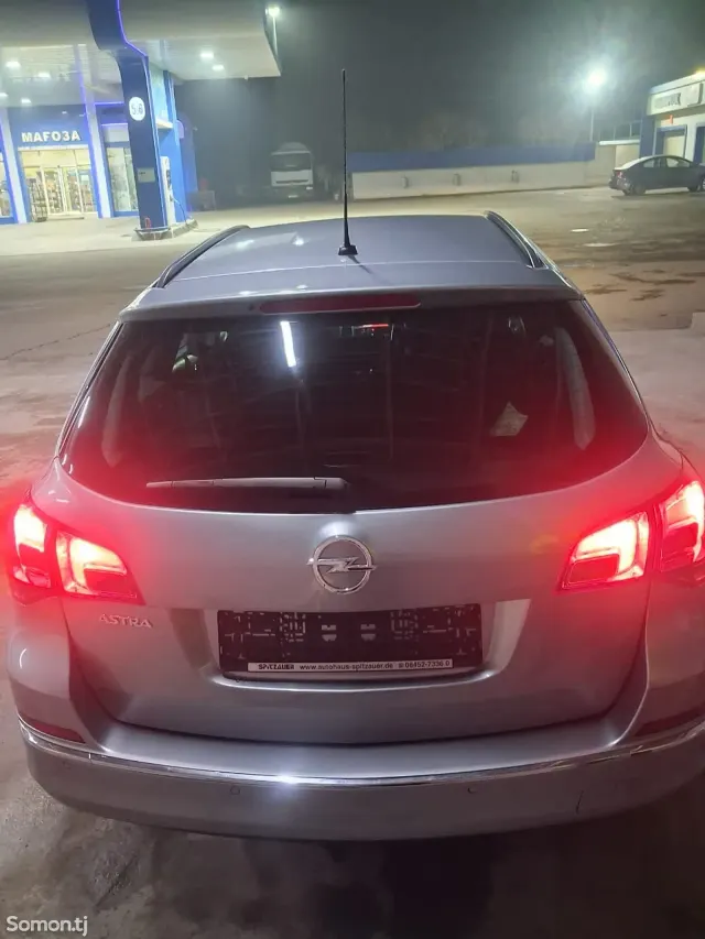 Opel Astra J 2014 · 1.4 MT