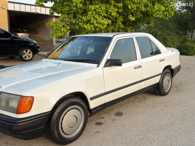Mercedes-Benz W124 1988 · 2.0 MT