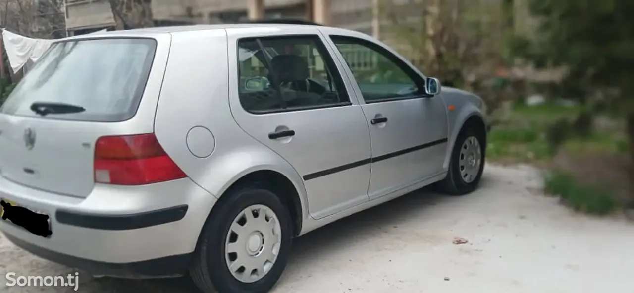 Volkswagen Golf 1999 · 1.6 MT