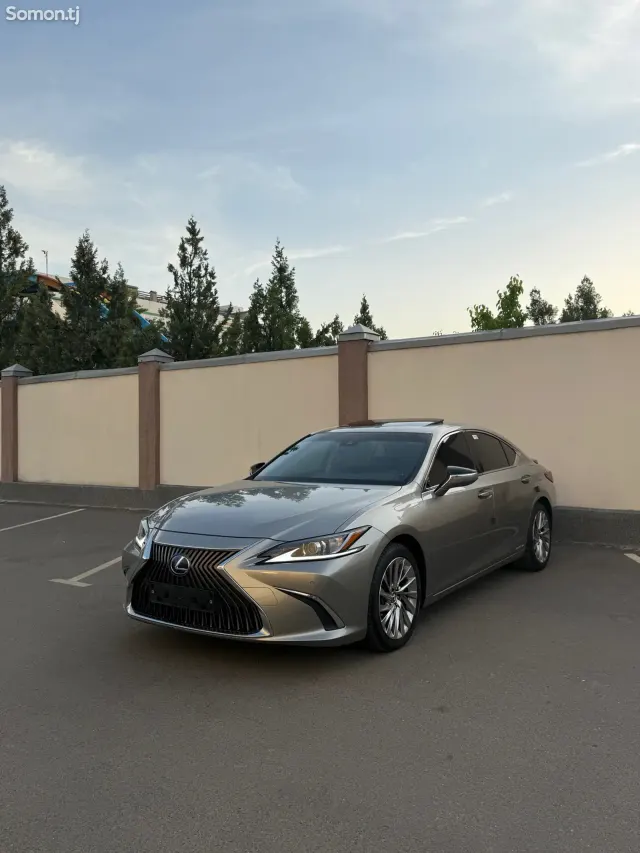 Lexus ES series 2021 · 2.5 AT