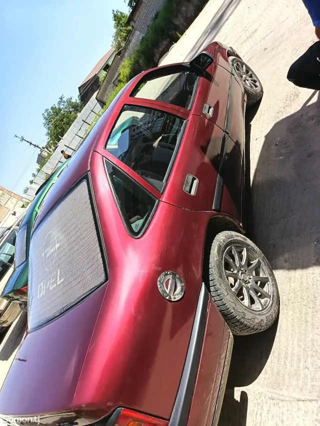 Opel Vectra A 1994 · 1.6 MT
