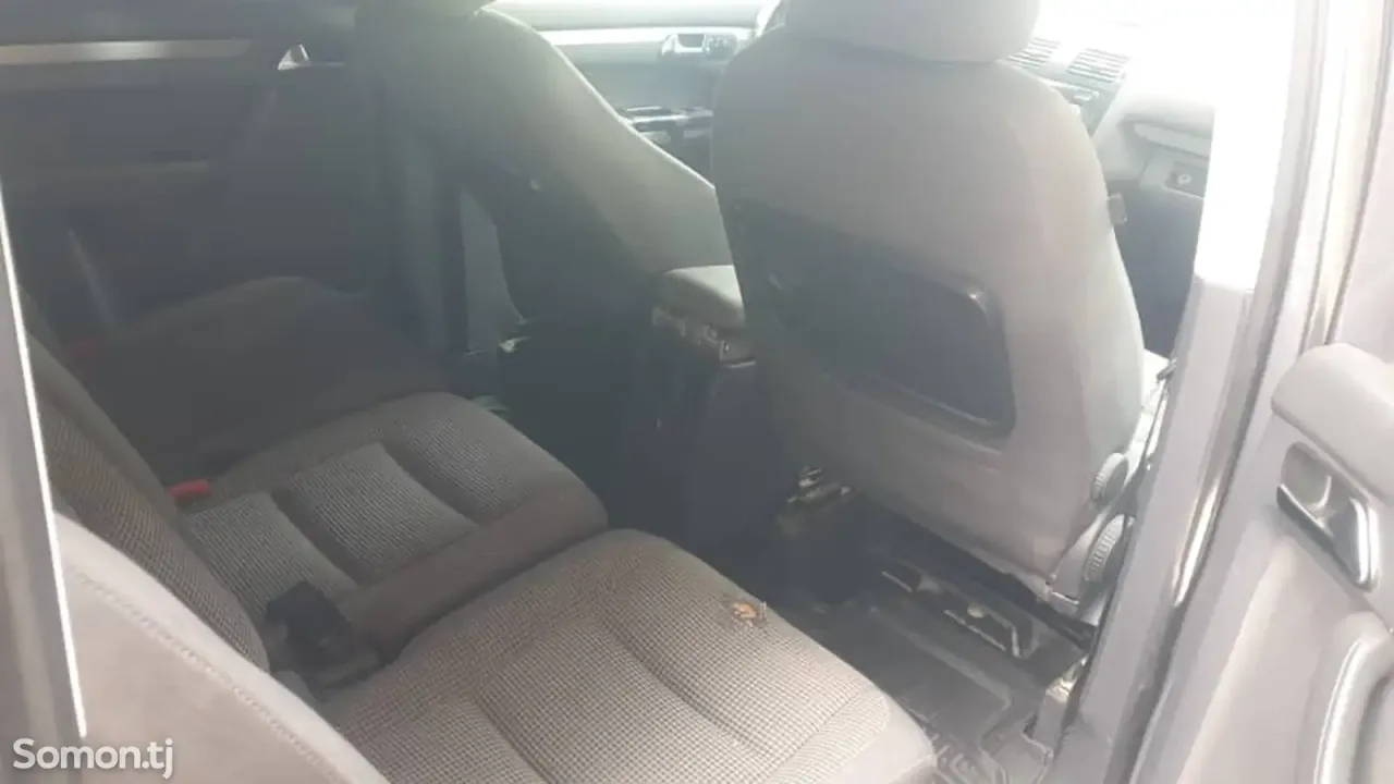 Volkswagen Touran 2008 · 1.9 MT