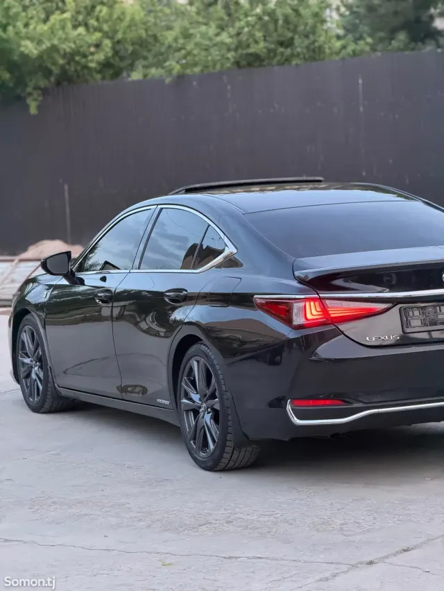 Lexus ES series 2020 · 2.5 AT