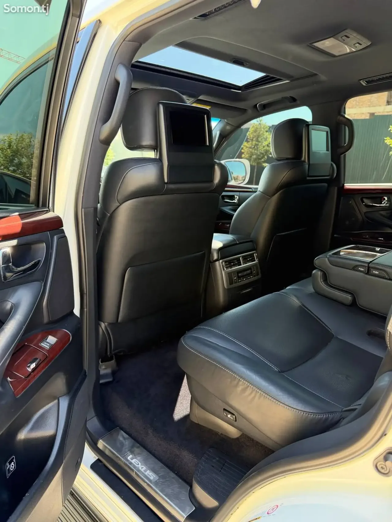 Lexus LX series 2015 · 5.7 AT