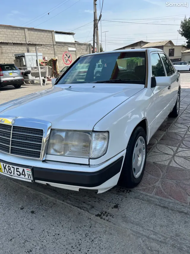 Mercedes-Benz W124 1990 · 2.5 MT