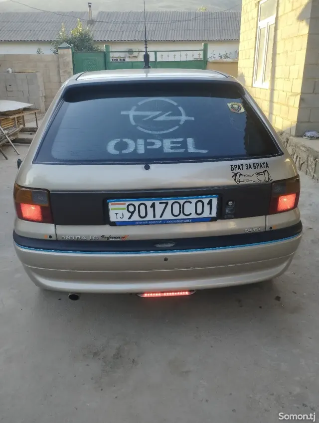 Opel Astra F 1998 · 1.6 MT