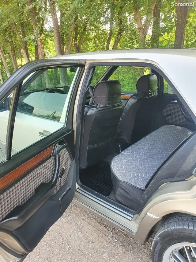Mercedes-Benz W124 1993 · 2.0 AT