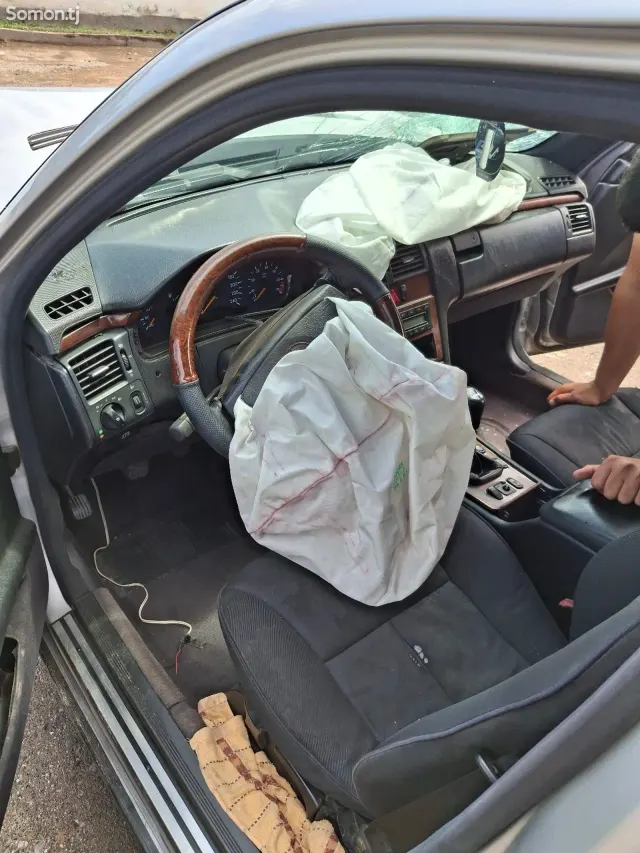 Mercedes-Benz C class 1998 · 2.4 MT