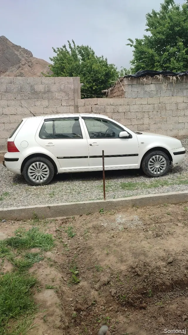 Volkswagen Golf 1997 · 1.6 MT