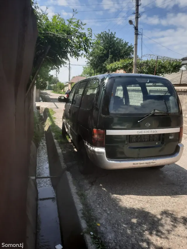 Nissan Serena 1998 · 1.6 MT