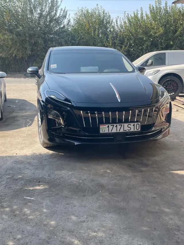 Hongqi E-QM5 2025 · AT