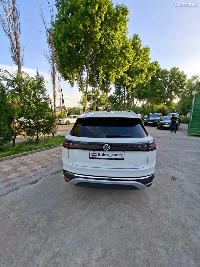 Volkswagen ID.6 2022 · AT