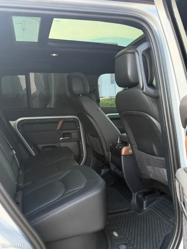 Land Rover Defender 2023 · 3.0 AT