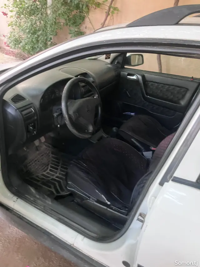 Opel Astra G 1999 · 1.6 MT