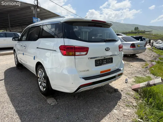 Kia Carnival 2015 · 2.0 AT