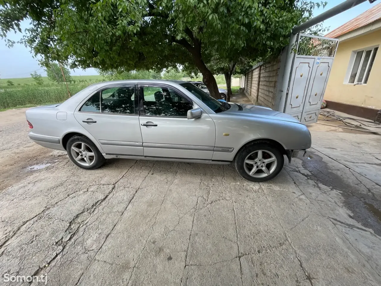 Mercedes-Benz E class 1996 · 2.3 MT