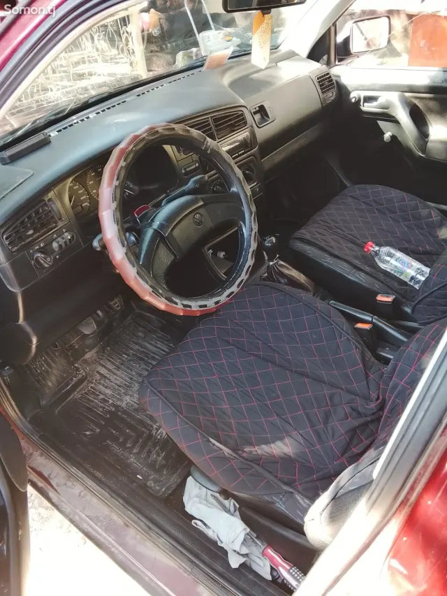 Volkswagen Golf 1997 · 1.4 MT