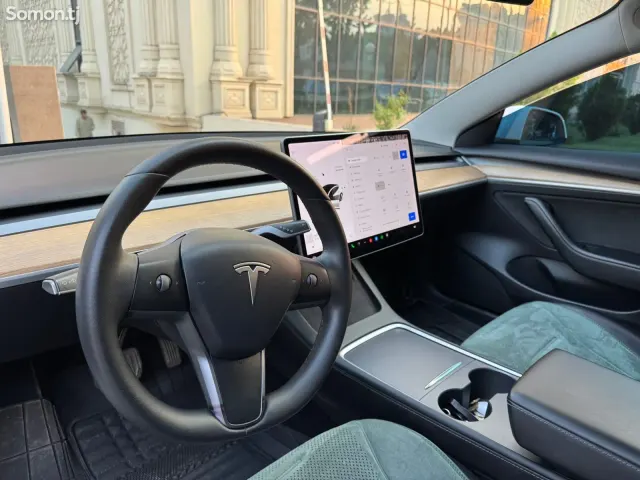 Tesla Model 3 2022 · AT