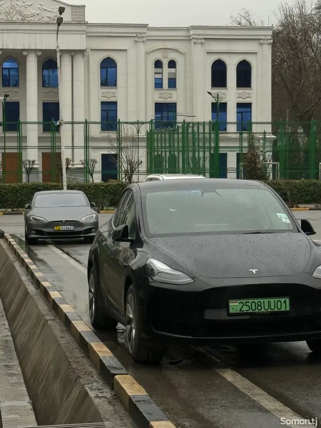 Tesla Model Y 2022 · AT