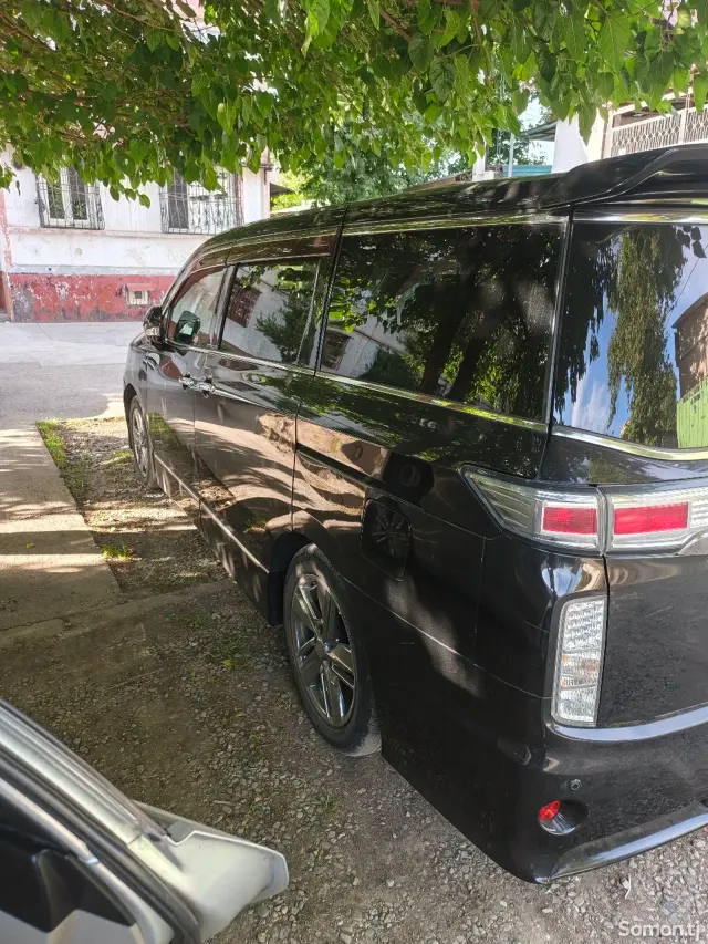 Nissan Elgrand 2011 · AT
