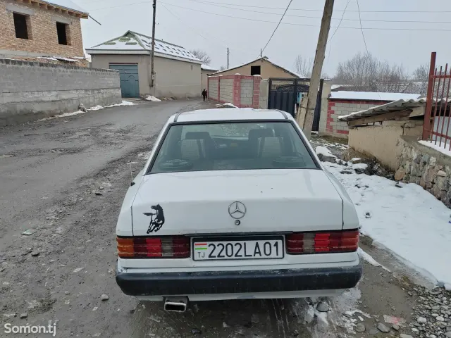 Mercedes-Benz W201 1990 · 2.0 MT