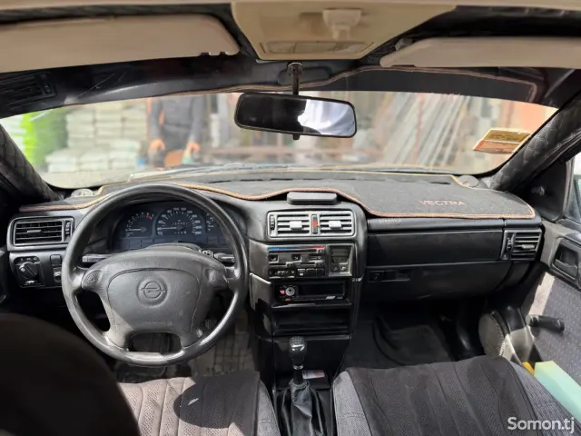 Opel Vectra A 1995 · 1.6 MT