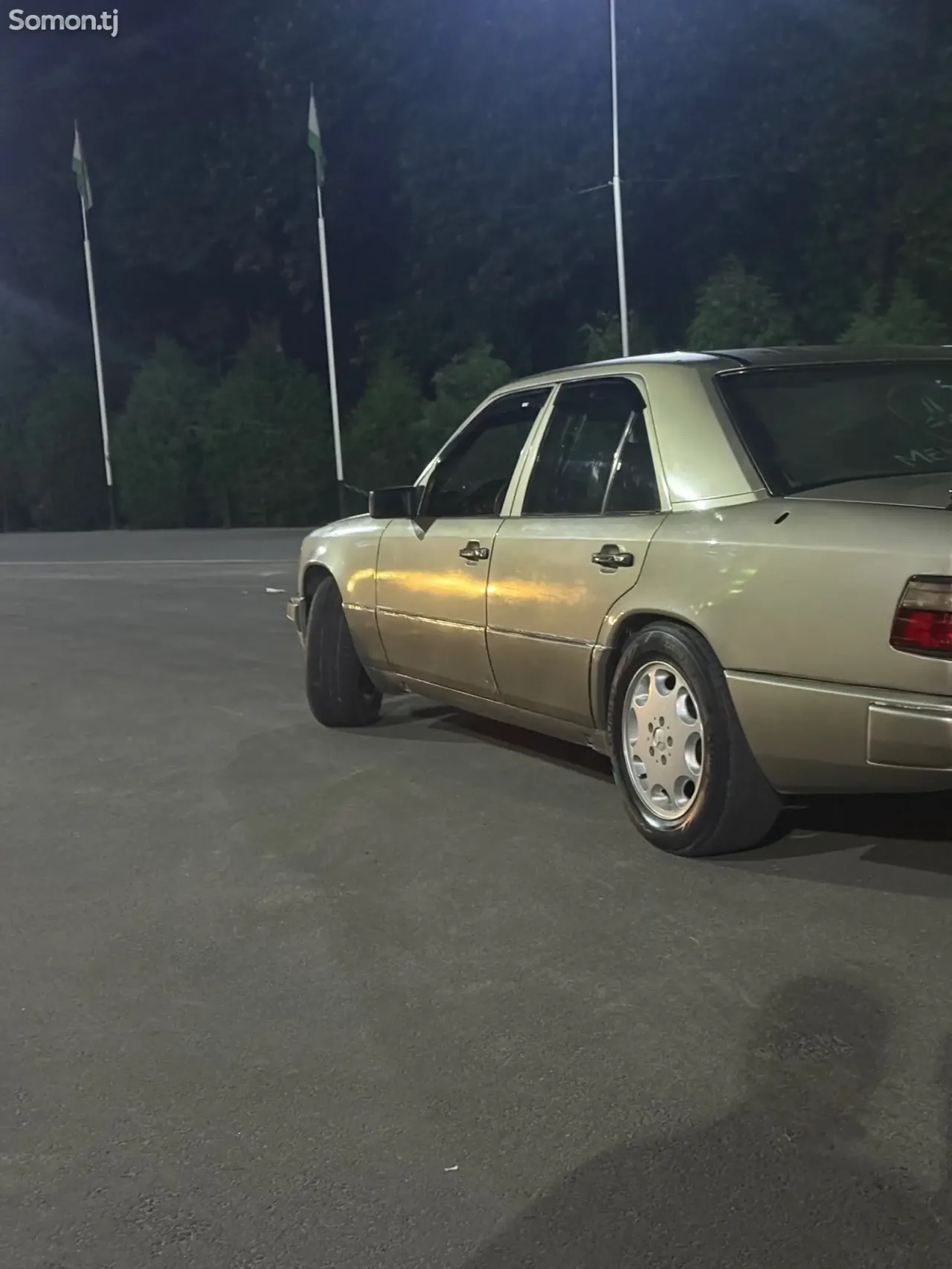 Mercedes-Benz W124 1990 · 2.0 MT