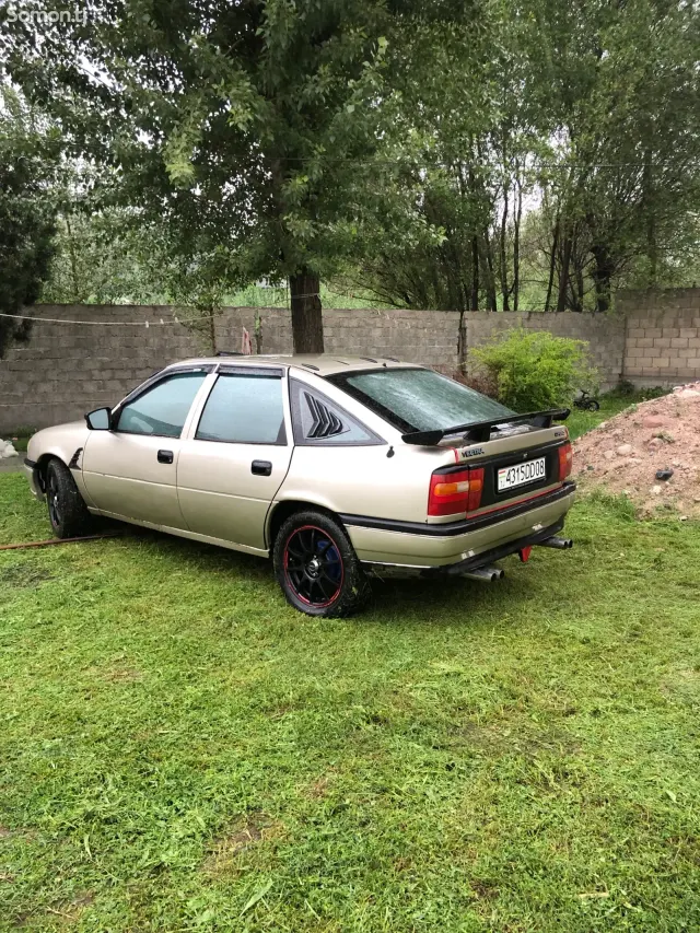 Opel Vectra A 1991 · 1.8 MT