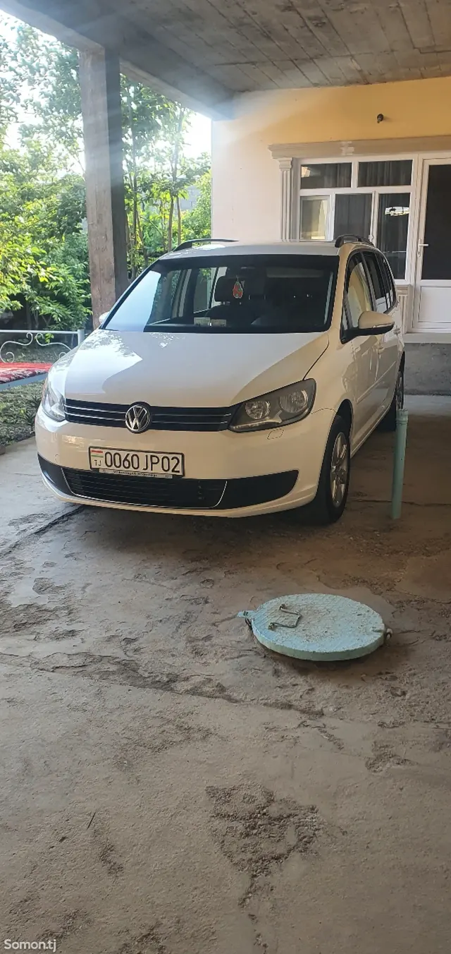 Volkswagen Touran 2011 · 1.4 MT