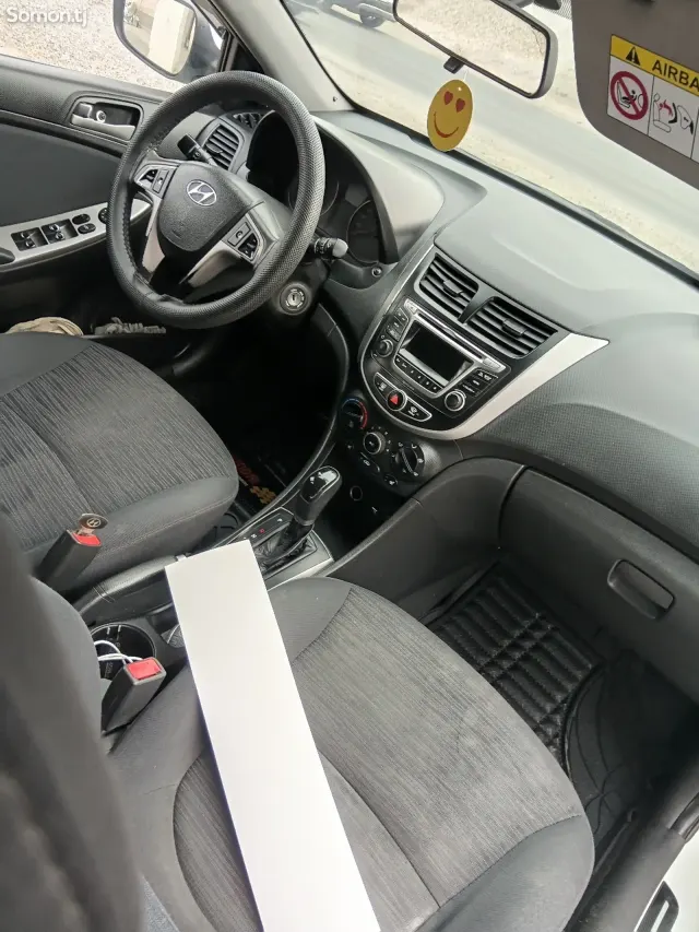 Hyundai Solaris 2015 · 1.6 AT
