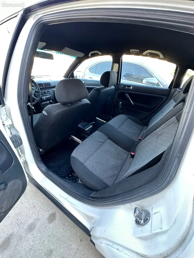 Volkswagen Passat 1997 · 1.6 MT
