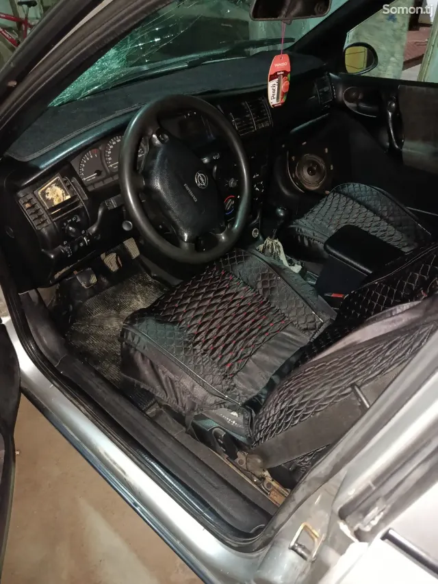 Opel Vectra B 1998 · 1.6 MT