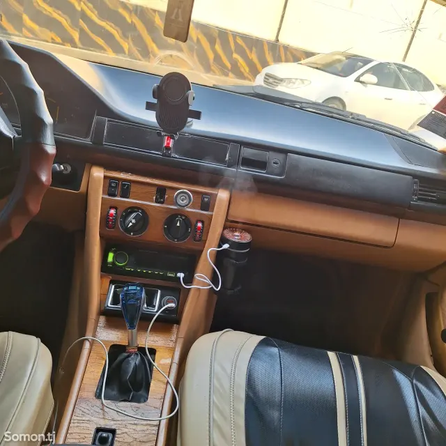 Mercedes-Benz W124 1990 · 2.0 MT