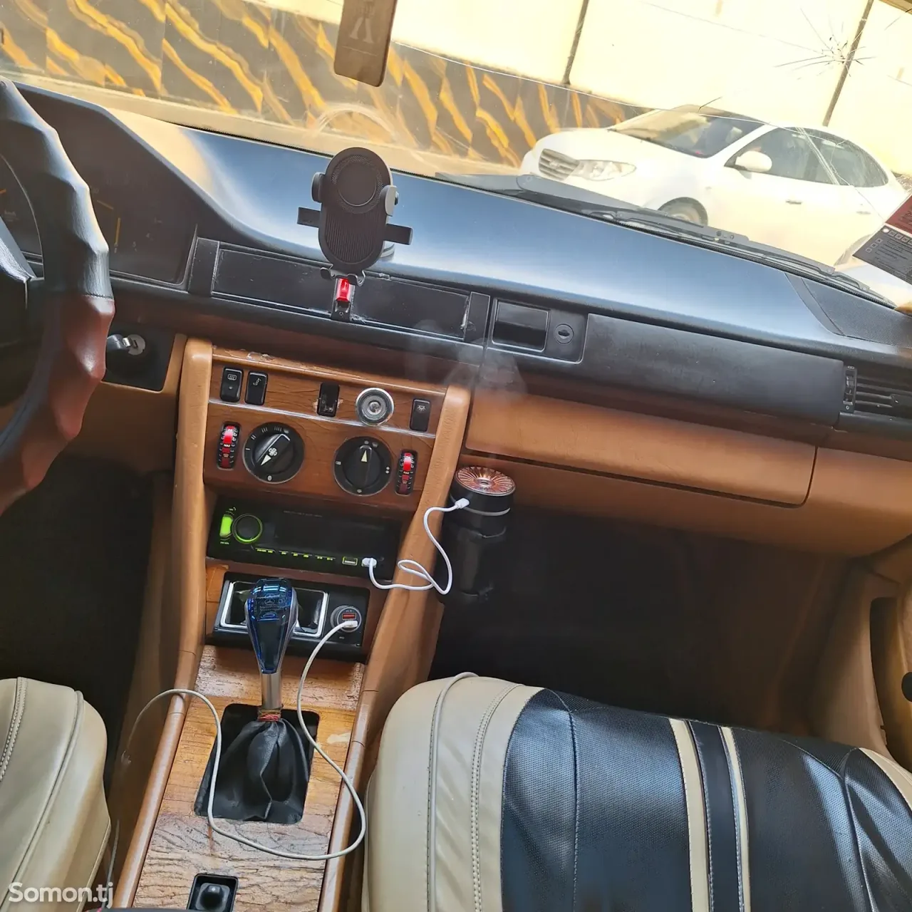 Mercedes-Benz W124 1990 · 2.0 MT