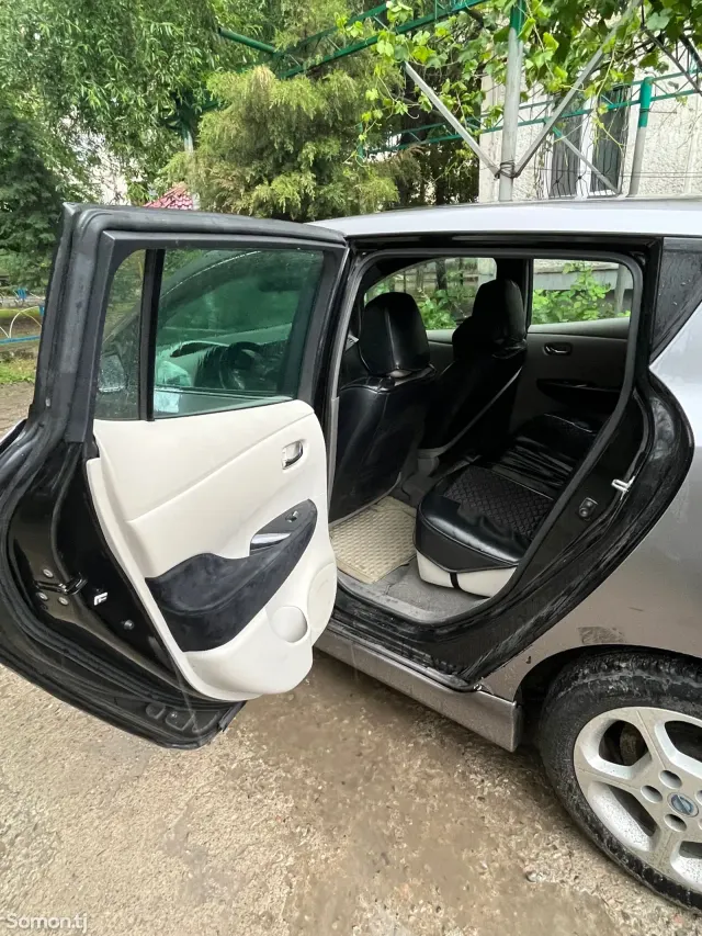 Nissan Leaf 2012 · AT