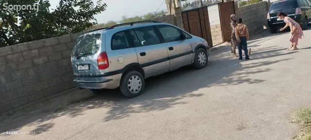 Opel Zafira 1999 · 1.8 MT