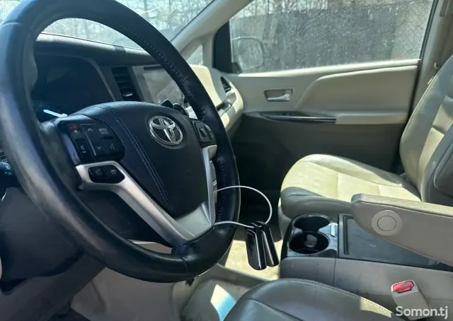 Toyota Sienna 2015 · 3.5 AT
