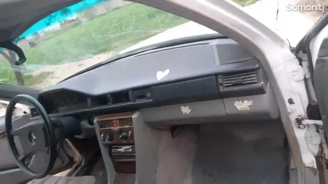 Mercedes-Benz E class 1986 · 1.5 MT