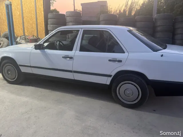 Mercedes-Benz W124 1988 · 2.0 MT