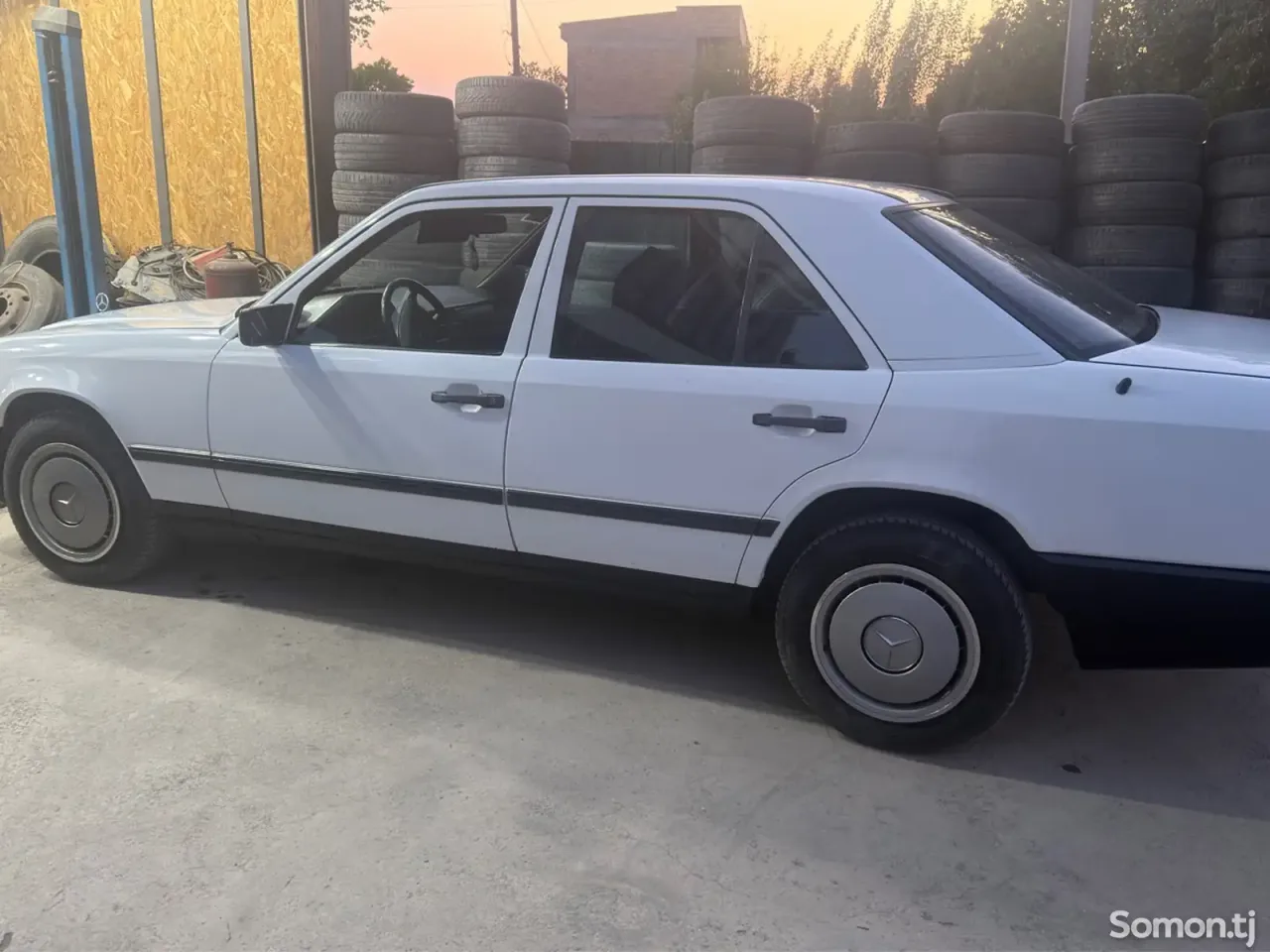 Mercedes-Benz W124 1988 · 2.0 MT