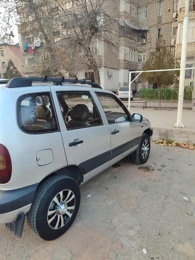 Chevrolet Niva 2004 · 1.7 MT