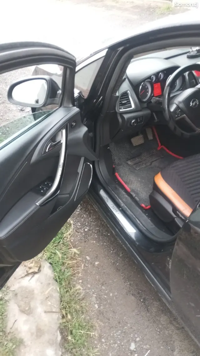 Opel Astra J 2010 · 1.6 AT