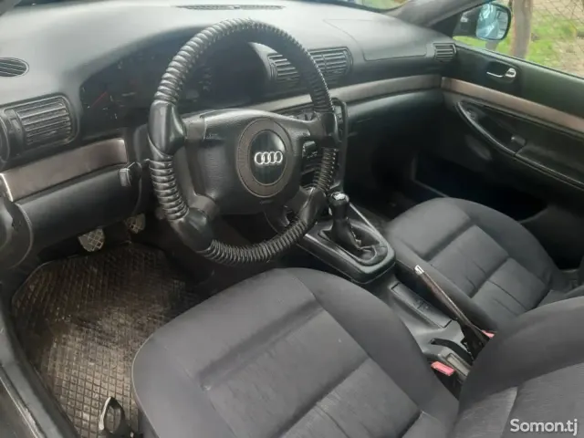 Audi A4 1998 · 1.6 MT