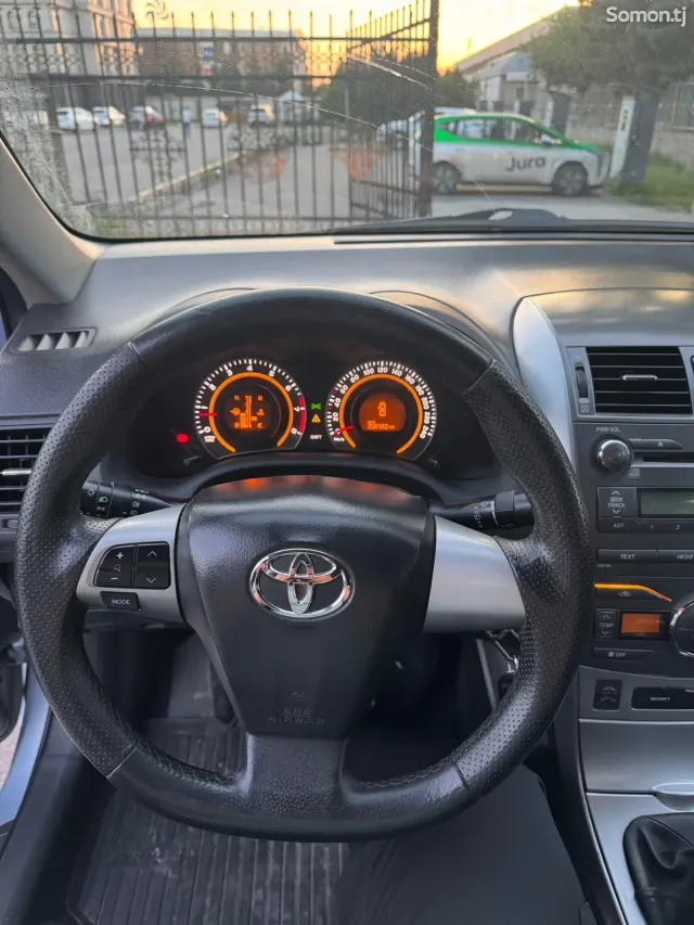 Toyota Corolla 2011 · 1.6 MT