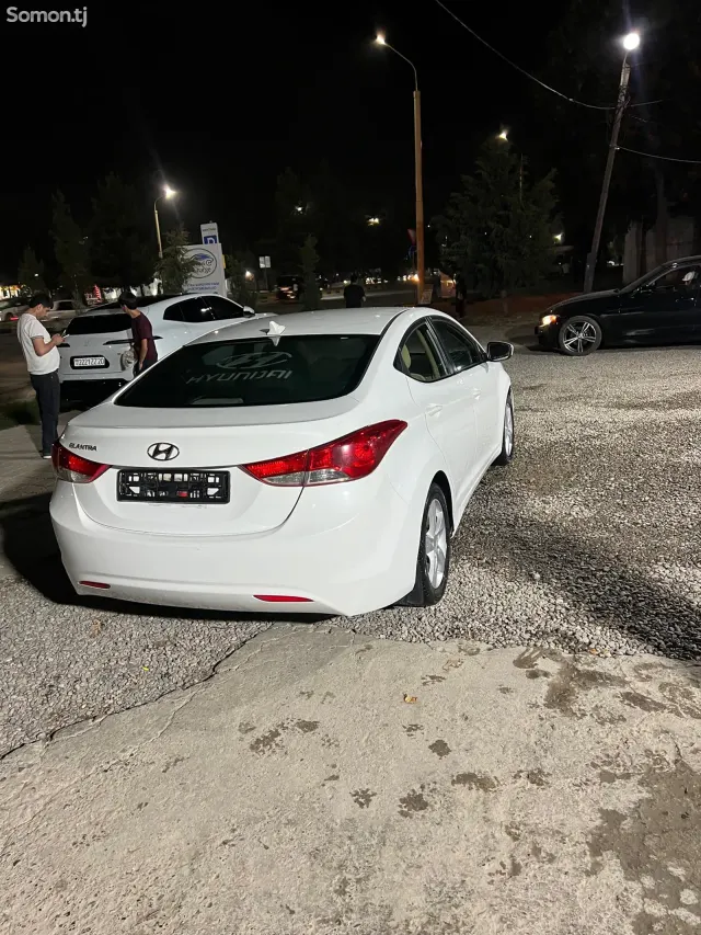 Hyundai Elantra 2012 · 1.8 AT