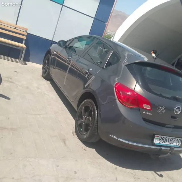 Opel Astra J 2015 · 1.6 MT